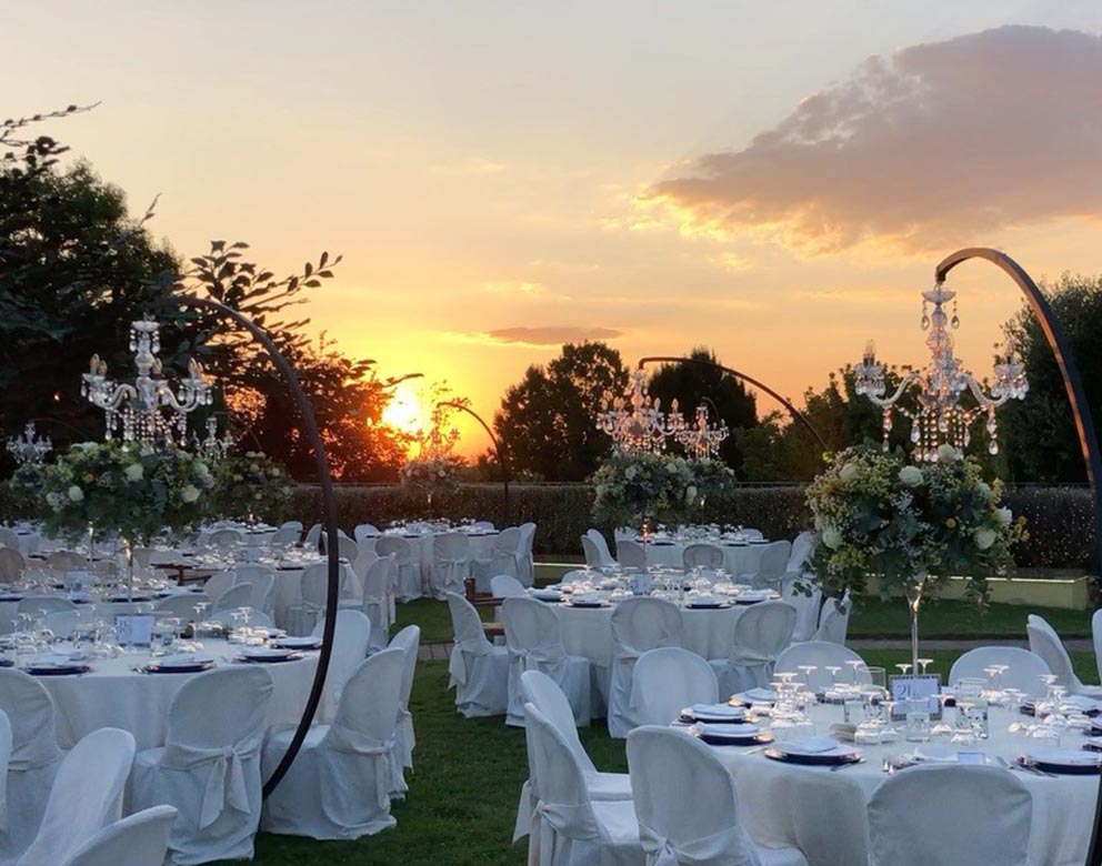 https://www.lacollinettaeventi.it/wp-content/uploads/2024/11/Allestimento-parco-per-matrimonio-roma.jpg